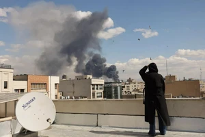 Khói bốc lên từ hiện trường vụ không kích của Mỹ vào Tehran.