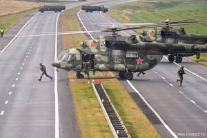 Trực thăng Mi-8 của Belarus thực hành hạ cánh trên đoạn đường M1 gần Minsk trong cuộc tập trận Zapad-2025.