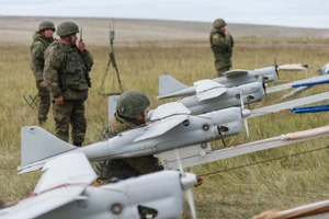 Binh sĩ Nga triển khai UAV.