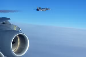 Tiêm kích CF-18 Hornet của Canada bay cạnh một chiếc KC-135 Stratotanker trong Chiến dịch Noble Defender tại Pituffik, Greenland, năm 2022.