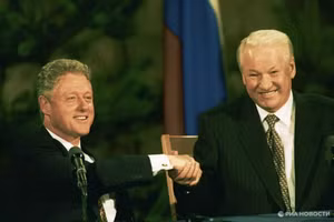 Tổng thống Bill Clinton và ông Boris Yeltsin bắt tay nhau tại một cuộc họp báo chung.