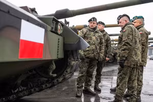 Binh sĩ Ba Lan kiểm tra xe tăng K2.