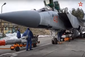 Tiêm kích MiG-31BM mang theo tên lửa R-37M.