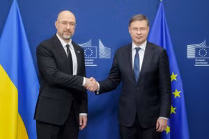 Thủ tướng Ukraine Denys Shmyhal và Phó Chủ tịch Ủy ban châu Âu Valdis Dombrovskis.