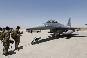 Tiêm kích F-16.