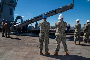 Nạp tên lửa hành trình Tomahawk cho chiến hạm Mỹ.