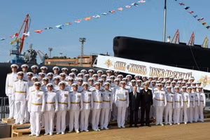 Tổng thống Nga Vladimir Putin tham dự lễ thượng cờ tàu ngầm Knyaz Pozharsky.