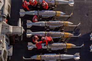 Thủy thủ Mỹ chuẩn bị bom trong chiến dịch tấn công Iran.