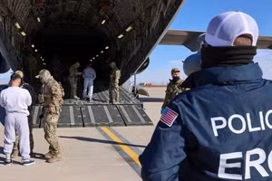 Vận tải cơ C-17 tại căn cứ Fort Bliss chuẩn bị đưa người nhập cư bất hợp pháp đến Guantanamo.