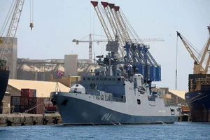 Tàu khu trục RFS Admiral Grigorovich (494) của Hải quân Nga neo đậu tại Cảng Sudan, năm 2021.