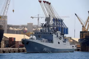 Tàu khu trục RFS Admiral Grigorovich (494) của Hải quân Nga neo đậu tại Cảng Sudan, năm 2021.