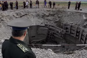 Một sĩ quan quân đội Ukraine nhìn giếng phóng tên lửa ICBM bị phá hủy gần Pervomaisk, Ukraine, năm 2001.