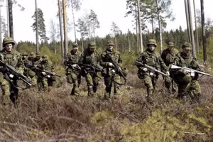 Binh sĩ NATO trong một cuộc tập trận gần Nga.