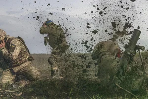 Binh sĩ Ukraine nã đạn cối về phía lực lượng Nga.