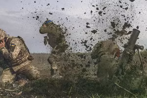 Binh sĩ Ukraine nã đạn cối về phía lực lượng Nga.