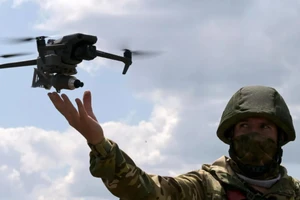 Binh sĩ Nga vận hành UAV trên chiến trường.