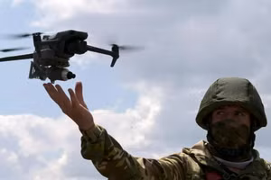 Binh sĩ Nga vận hành UAV trên chiến trường. 