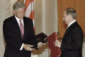 Tổng thống Nga Vladimir Putin và Tổng thống Mỹ Bill Clinton ký các văn kiện chung trong hội nghị thượng đỉnh Nga-Mỹ.
