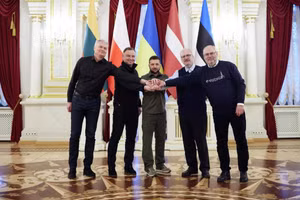 Tổng thống Ukraine Zelensky trong cuộc gặp với các nhà lãnh đạo Ba Lan, Litva, Latvia và Estonia tại Kiev.