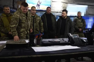 Tổng thống Ukraine Volodymyr Zelensky trong chuyến thăm Lữ đoàn Nhảy dù Độc lập số 25.