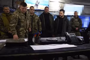 Tổng thống Ukraine Volodymyr Zelensky trong chuyến thăm Lữ đoàn Nhảy dù Độc lập số 25.