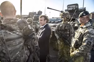 Tổng thống Pháp Emmanuel Macron thăm căn cứ quân sự NATO tại Tapa, Estonia.