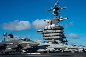 Tiêm kích F-35C trên tàu sân bay USS Carl Vinson có mặt tại Trung Đông.