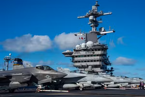 Tiêm kích F-35C trên tàu sân bay USS Carl Vinson có mặt tại Trung Đông.