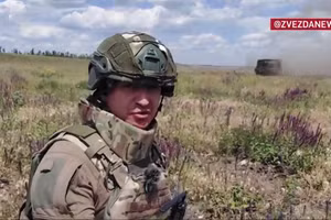 Xe tăng T-80BVM tấn công mục tiêu quân sự Ukraine.