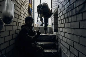 Một nhóm quân Ukraine trong công sự tại Kupyansk.