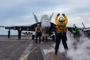 Tiêm kích hạm F/A-18 Super Hornet trên tàu sân bay USS Abraham Lincoln.