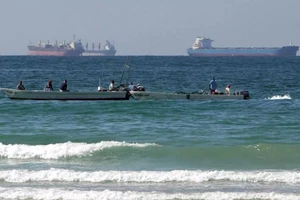 Các tàu chở dầu không được phép di chuyển qua eo biển Hormuz.