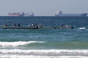 Các tàu chở dầu không được phép di chuyển qua eo biển Hormuz.