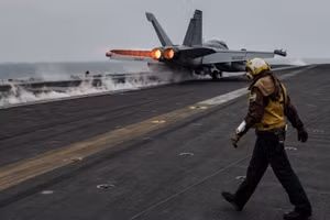 Tiêm kích F/A-18 cất cánh từ tàu sân bay USS Carl Vinson.