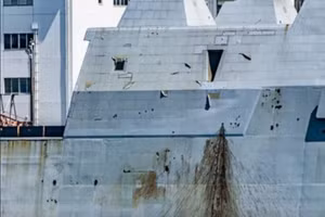 Siêu hạm Zumwalt trong chuyến thăm Nhật Bản hôm 5 tháng 8.