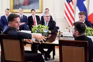 Tổng thư ký NATO Mark Rutte, Tổng thống Ukraine Zelensky, Thủ tướng Anh Keir Starmer và Tổng thống Pháp Macron trong cuộc gặp Tổng thống Trump tại Nhà Trắng.