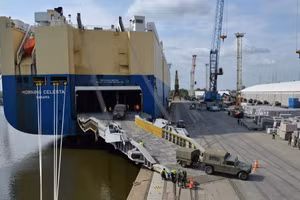 Thiết bị của NATO được chuyển đến Ba Lan.