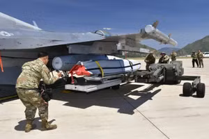 Mỹ đang cân nhắc chuyển tên lửa AGM-158 JASSM cho Ukraine.