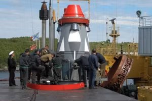 Nga nạp tên lửa SLBM Sineva vào tàu ngầm chiến lược.