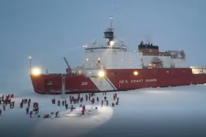 Tàu phá băng Healy của lực lượng Tuần duyên Mỹ.
