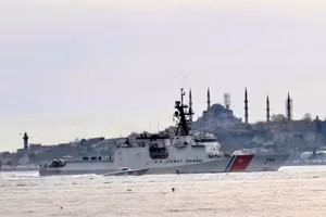 Tàu tuần tra Mỹ di chuyển qua eo biển Bosporus.