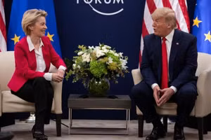 Tổng thống Mỹ Donald Trump trong cuộc gặp Chủ tịch Ủy ban Châu Âu Ursula von der Leyen.