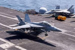 Tiêm kích F/A-18 hạ cánh xuống tàu sân bay Mỹ.