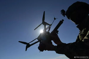Binh sĩ Nga vận hành máy bay không người lái FPV.