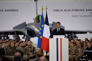 Tổng thống Emmanuel Macron trong chuyến thăm căn cứ không quân Istres, hôm 15 tháng 1 năm 2026.