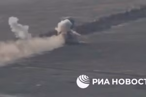 Chiếc T-72 của Nga vô sự sau khi hứng đòn tấn công từ hàng chục chiếc drone và mìn chống tăng.