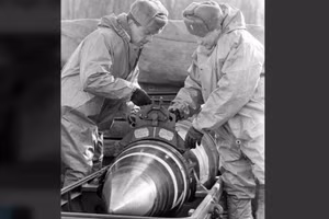 Binh sĩ Ukraine đặt đầu đạn hạt nhân vào thùng chứa chuyên dụng để vận chuyển, năm 1992.