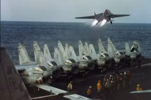 Máy bay F-14 cất cánh từ tàu sân bay USS John F. Kennedy ở Biển Đỏ trong Chiến dịch Bão Sa mạc nhằm tấn công các vị trí của Iraq.