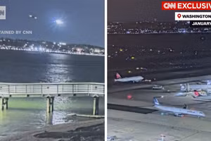 Khoảnh khắc chiếc Black Hawk va phải máy bay dân sự.