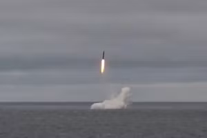 Tên lửa đạn đạo Sineva được phóng từ tàu ngầm hạt nhân Bryansk ở Biển Barents trong cuộc tập trận. 